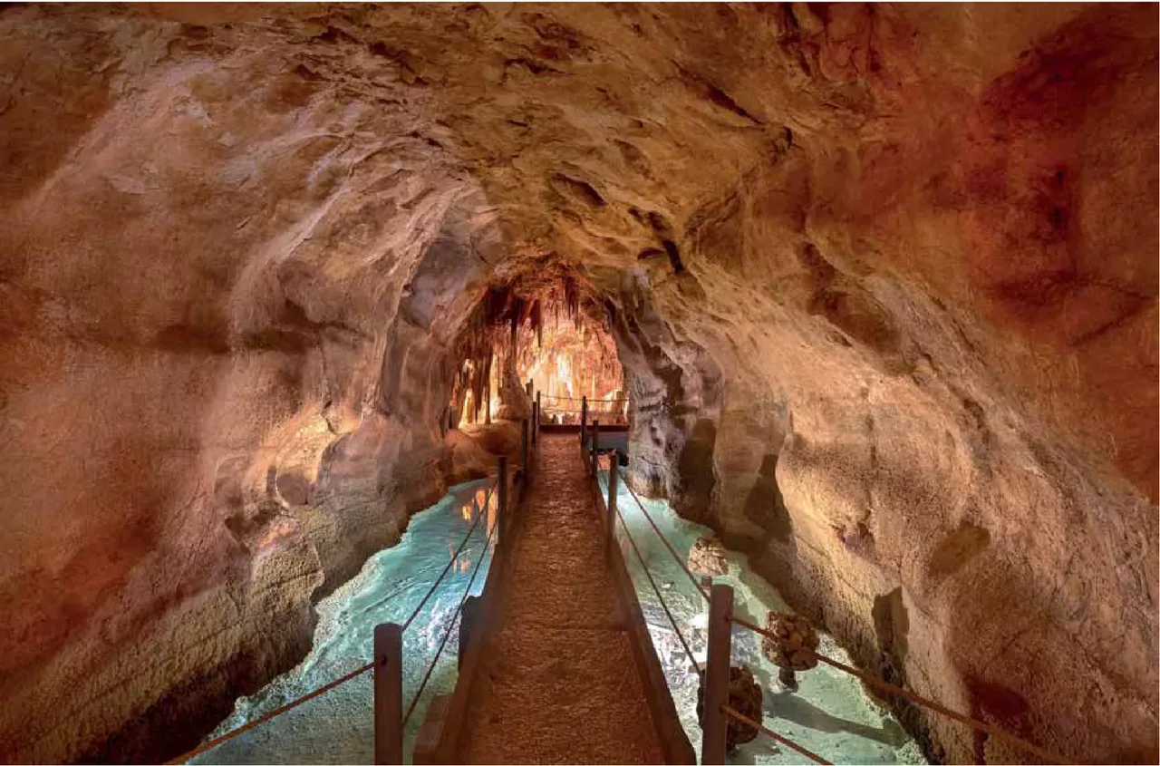 Gruta de Alvados
