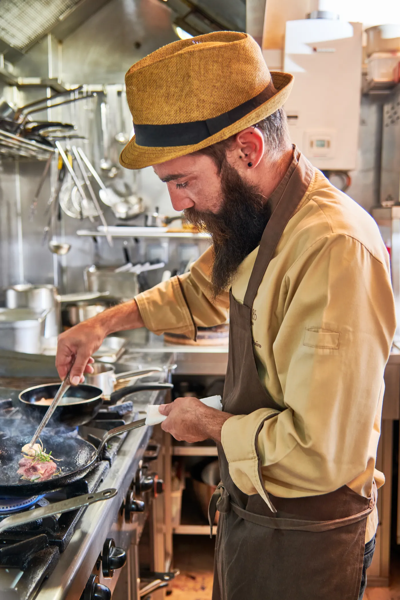 João Simões — Faisão na frigideira com “tarte” de cogumelos, foie gras e legumes da horta