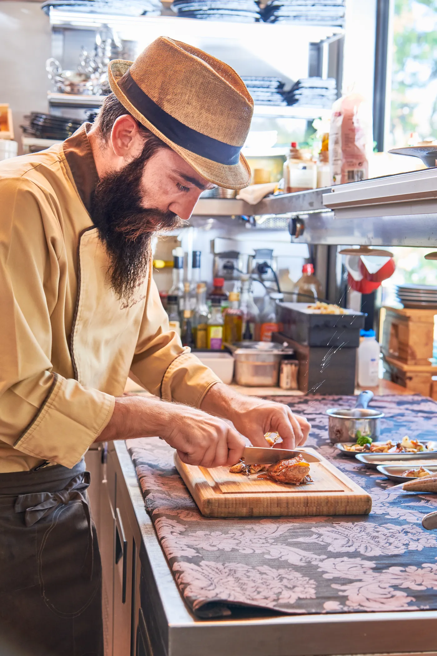 João Simões — Faisão na frigideira com “tarte” de cogumelos, foie gras e legumes da horta