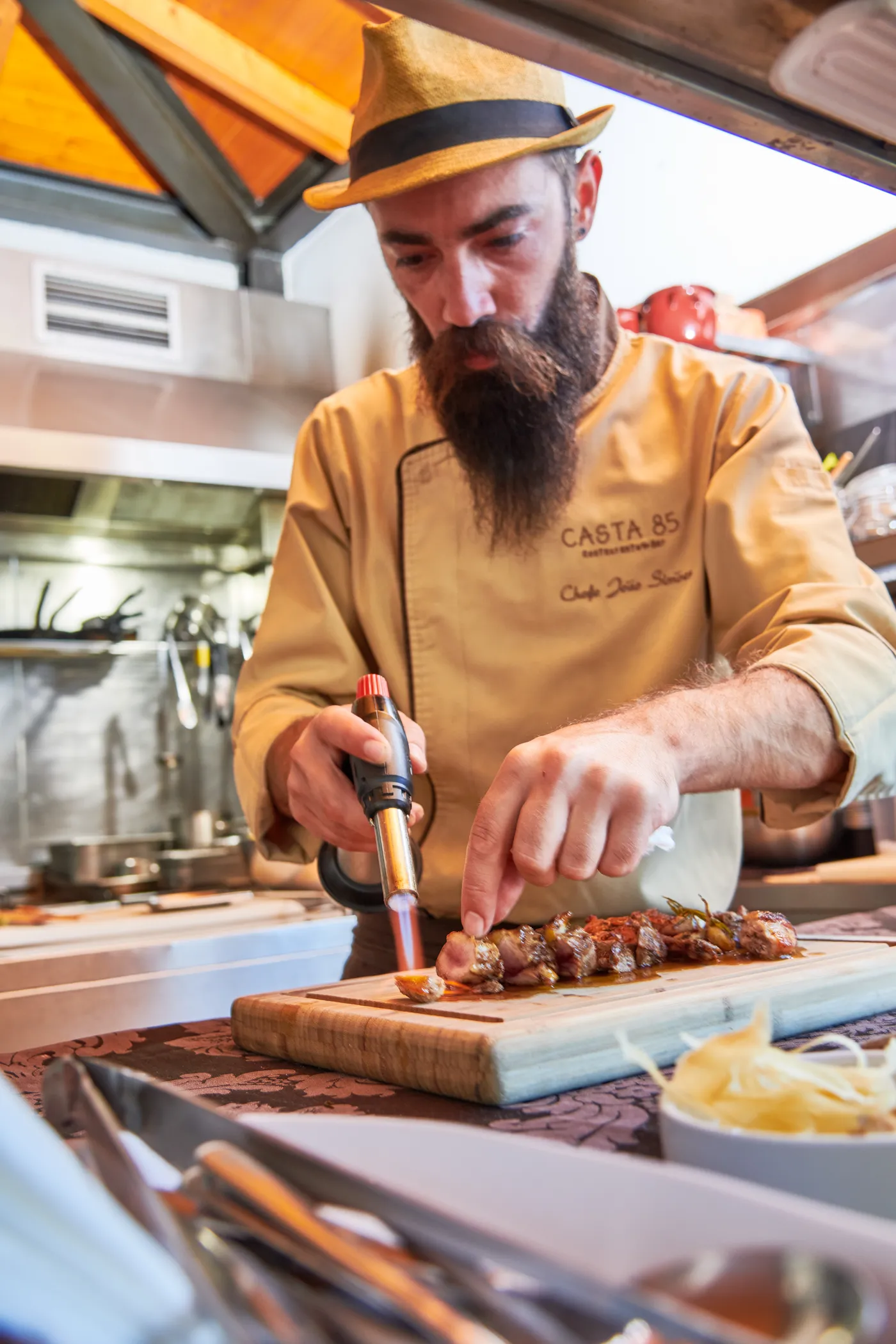 João Simões — Faisão na frigideira com “tarte” de cogumelos, foie gras e legumes da horta