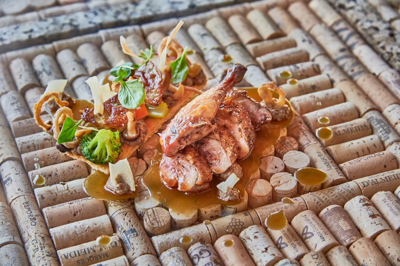 João Simões — Faisão na frigideira com “tarte” de cogumelos, foie gras e legumes da horta