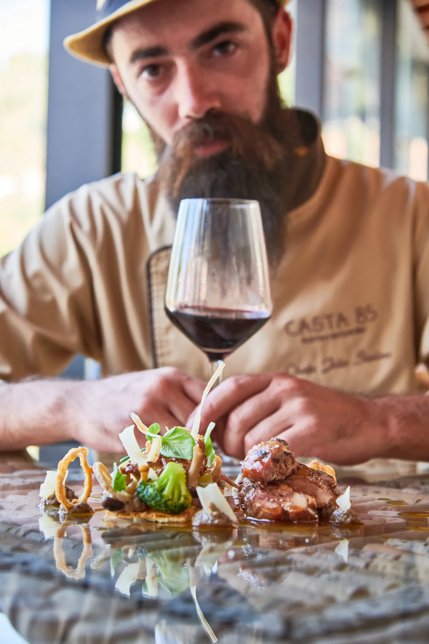 João Simões — Faisão na frigideira com “tarte” de cogumelos, foie gras e legumes da horta